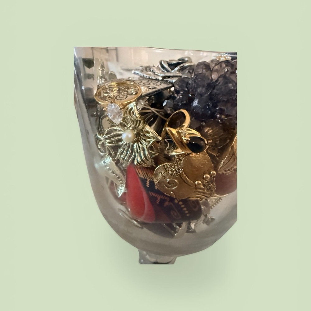 JEWELRY in jar all in excellent wearable condition
Brooch 
Necklace 
Rings - Picture 5 of 10